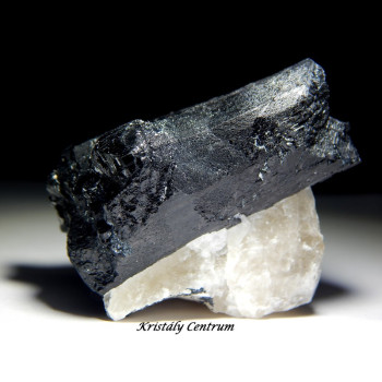 Fekete turmalin (sörl) kristály kvarcban