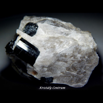 Fekete turmalin (sörl) kristályok kvarcban