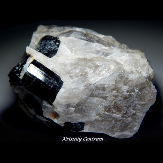 Fekete turmalin (sörl) kristályok kvarcban