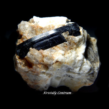 Fekete turmalin (sörl) kristályok kvarcban