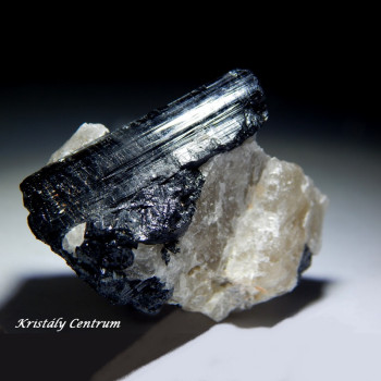 Fekete turmalin (sörl) ásvány kvarcban
