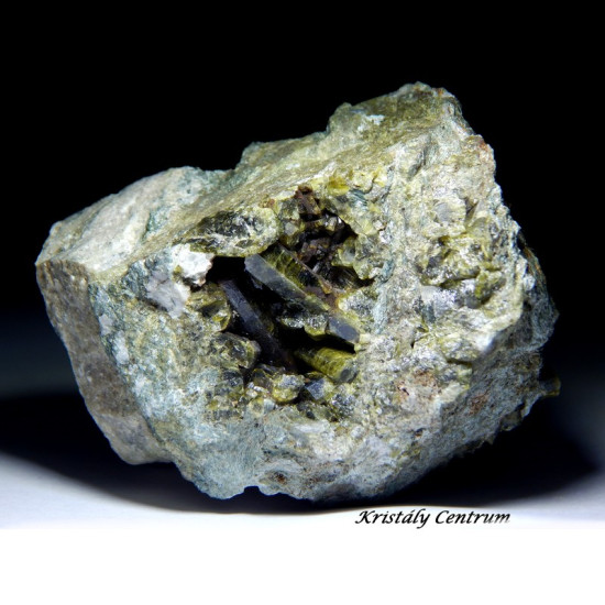 Epidot kristályok kőzeten