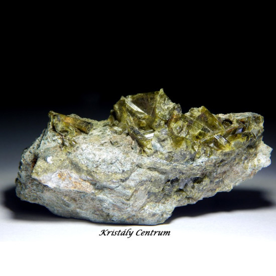 Epidot kristályok kőzeten